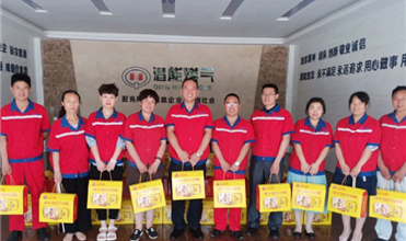 浓情迎端午 温馨送祝福-k8.com集团为员工发放端午节礼品